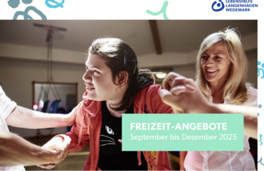 Bild zeigt das Cover des neuen Freizeitprogramms. Es sind drei Personen zu sehen. Die Person in der Mitte hat lange braune Haare zu einem Zopf zusammen gebunden. Sie wird von zwei anderen Personen gestützt.