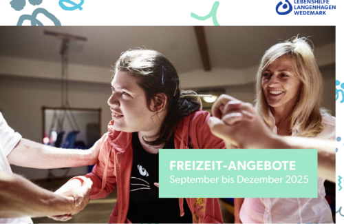 Bild zeigt das Cover des neuen Freizeitprogramms. Es sind drei Personen zu sehen. Die Person in der Mitte hat lange braune Haare zu einem Zopf zusammen gebunden. Sie wird von zwei anderen Personen gestützt.