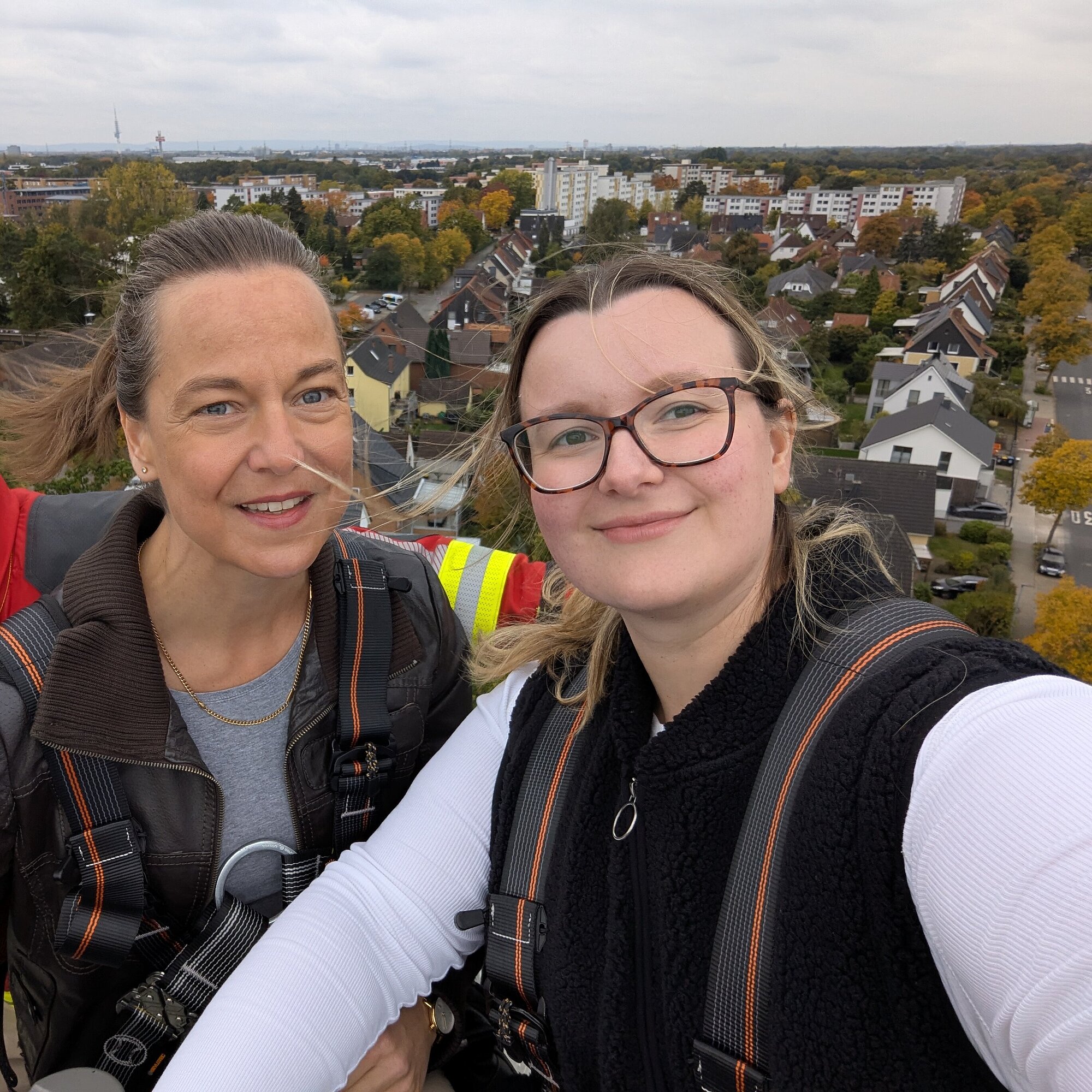 Katharina Külp (link) und Anna Weingarten (rechts) machen ein Selfie in 32m Höhe