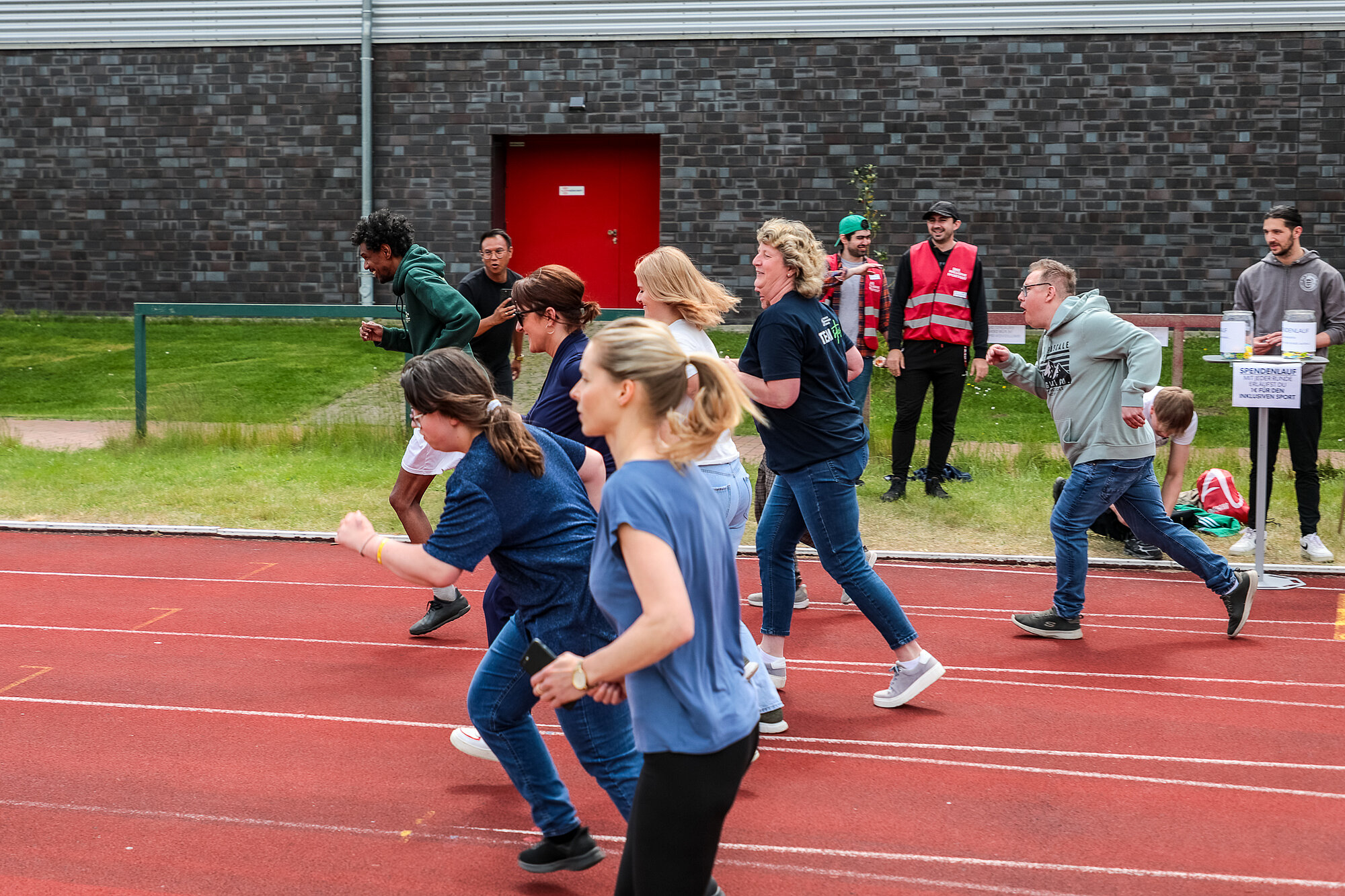 Eine Gruppe von Sportlern startet zu einem Staffellauf