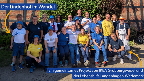 Das Bild zeigt ein Gruppenfoto von allen Beteiligten des Projektes. Sie tragen Kleidung von IKEA oder der Lebenshilfe LW. Sie stehen vor dem Lindenhof. Ein altes Fachwerkhaus. 