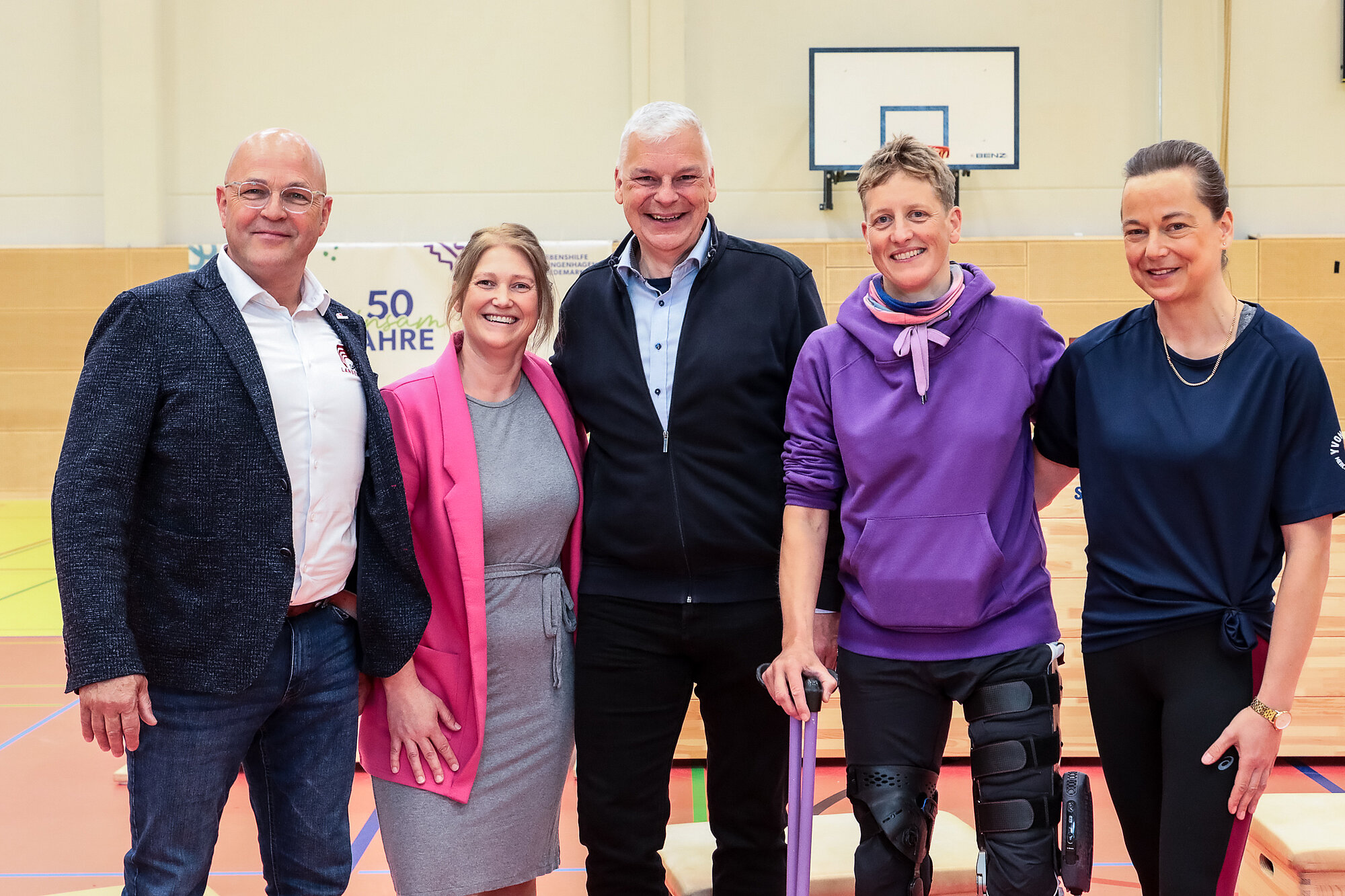 Fünf Personen, darunter auch der Bürgermeister der Stadt Langenhagen, stehen zu einem Gruppenfoto zusammen und lächeln in die Kamera